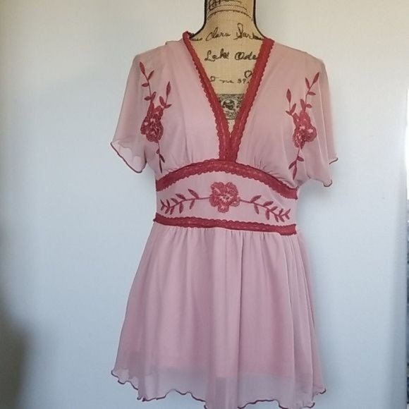 Suzanne Betro Tops - Suzanne Betro  size medium Blush and burgundy lace Top